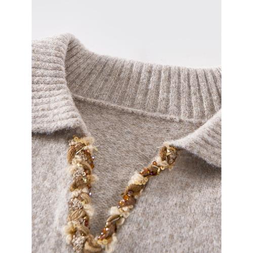 Sweter z ozdabianym dekoltem Mia