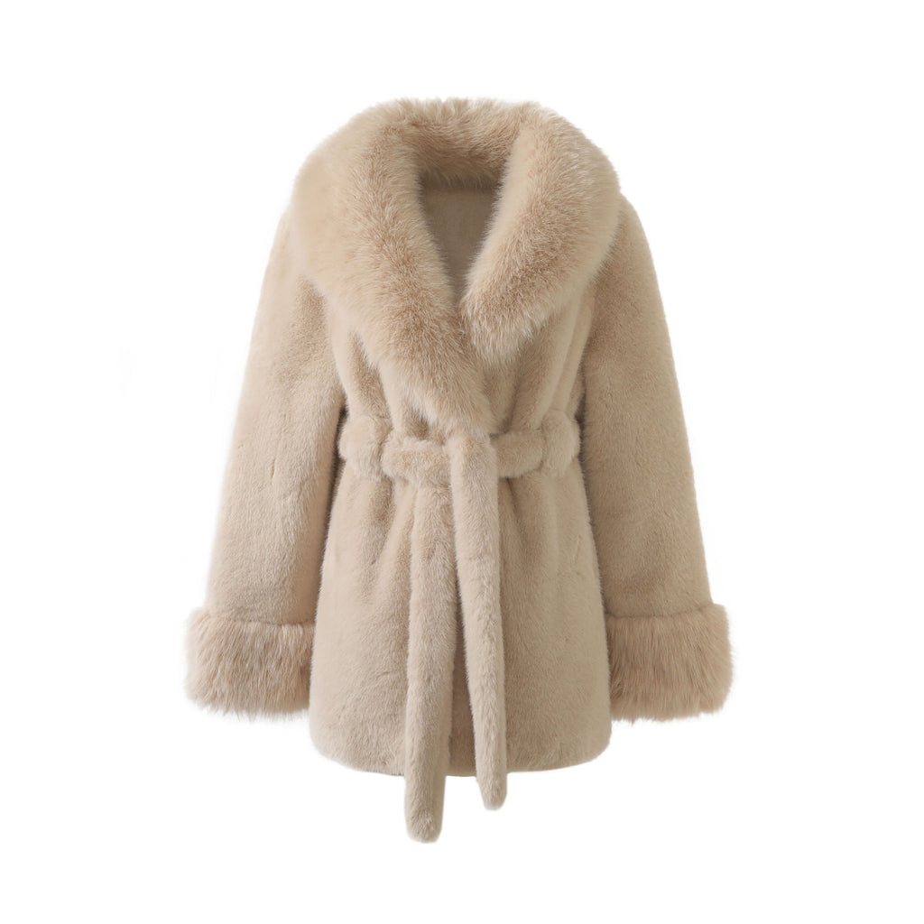 Beżowy płaszcz ze sztucznego futerka z paskiem