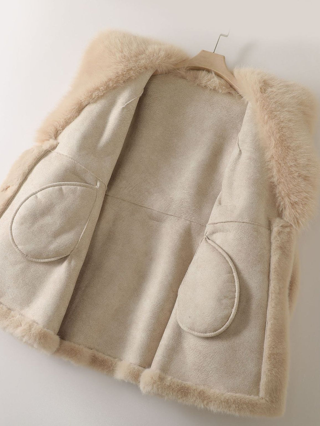 Beżowy płaszcz ze sztucznego futerka z paskiem