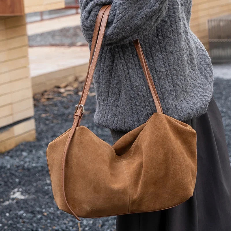 Brązowa zamszowa torba na ramię ze skóry naturalnej