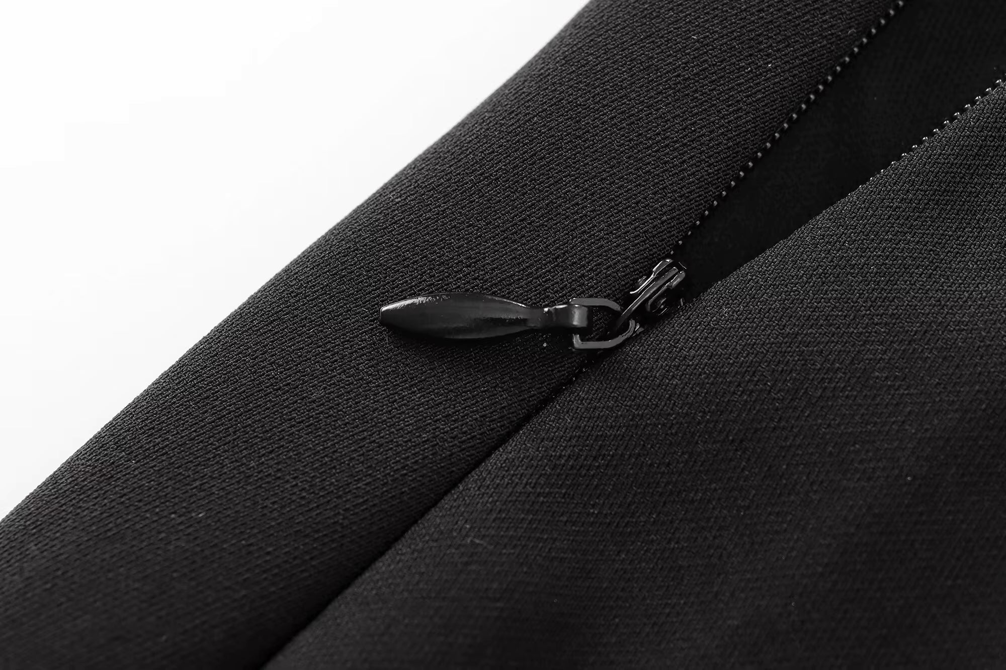 Czarna sukienka mini z piórami