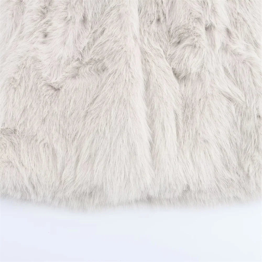 Sztuczne białe futro średniej długości