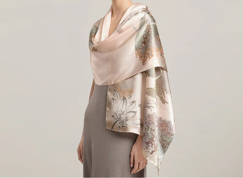 Jedwabny szal z motywem roślinnym