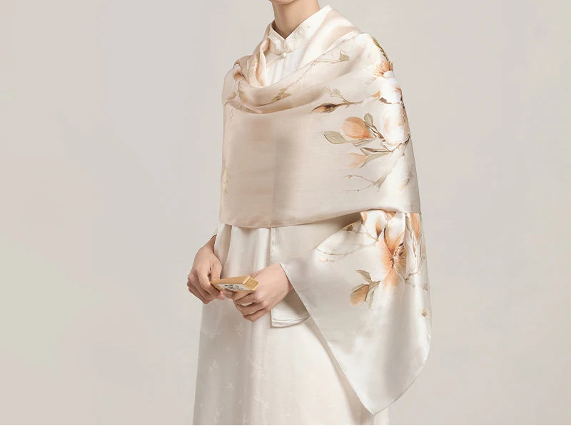 Jedwabny szal z motywem roślinnym