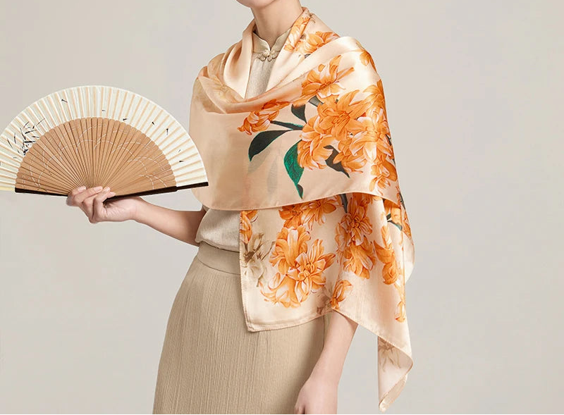 Jedwabny szal z motywem roślinnym