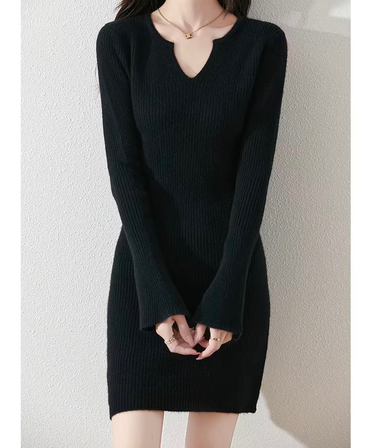 Wełniana sukienka dzianinowa z dekoltem w szpic