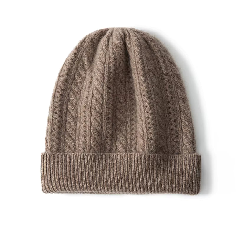 Kaszmirowa czapka z ozdobnym warkoczowym splotem