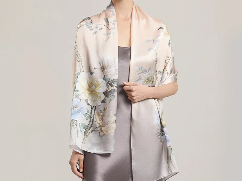 Jedwabny szal z motywem roślinnym