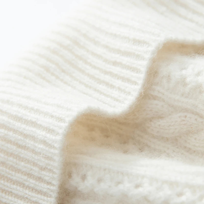 Kaszmirowa czapka z ozdobnym warkoczowym splotem