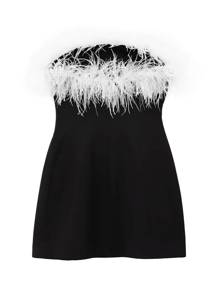 Czarna sukienka mini z piórami