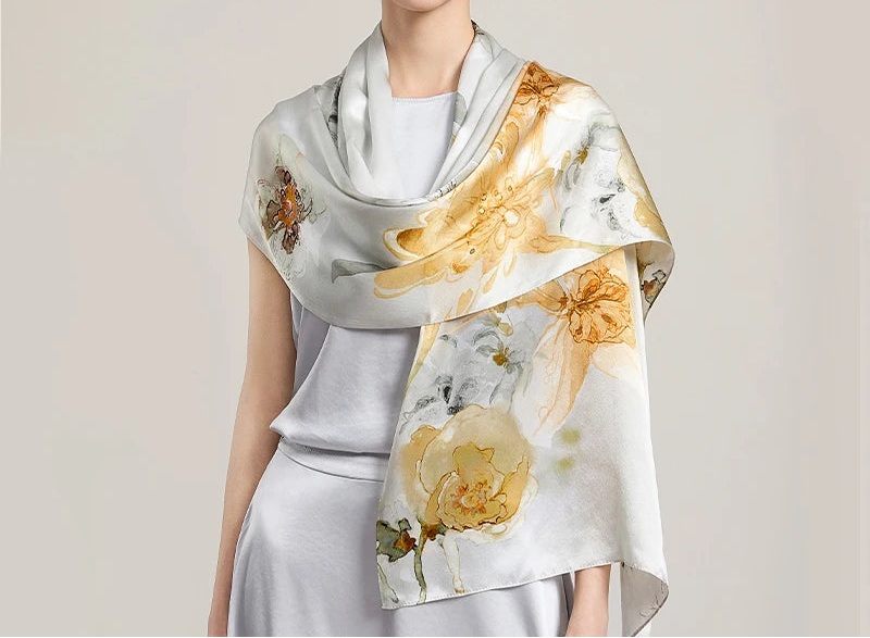 Jedwabny szal z motywem roślinnym