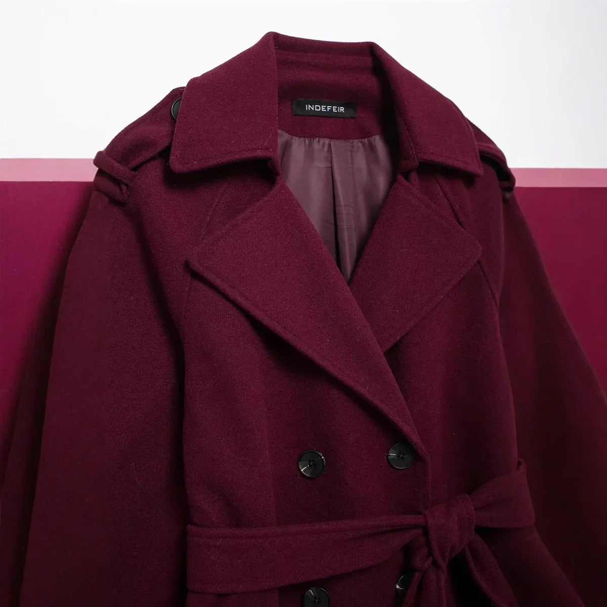 Bordowy trencz z paskiem Dalia