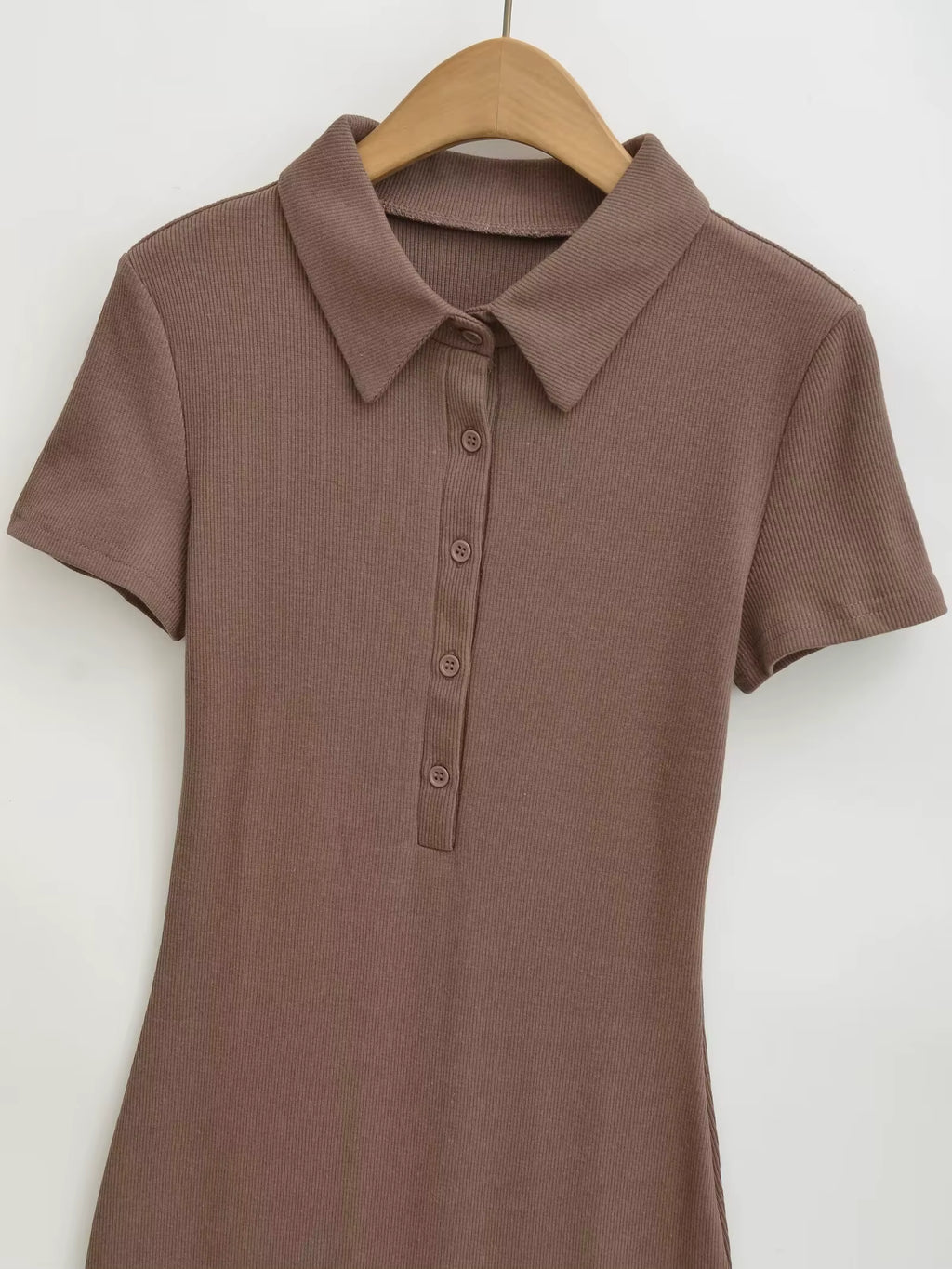 Dopasowana sukienka z kołnierzykiem