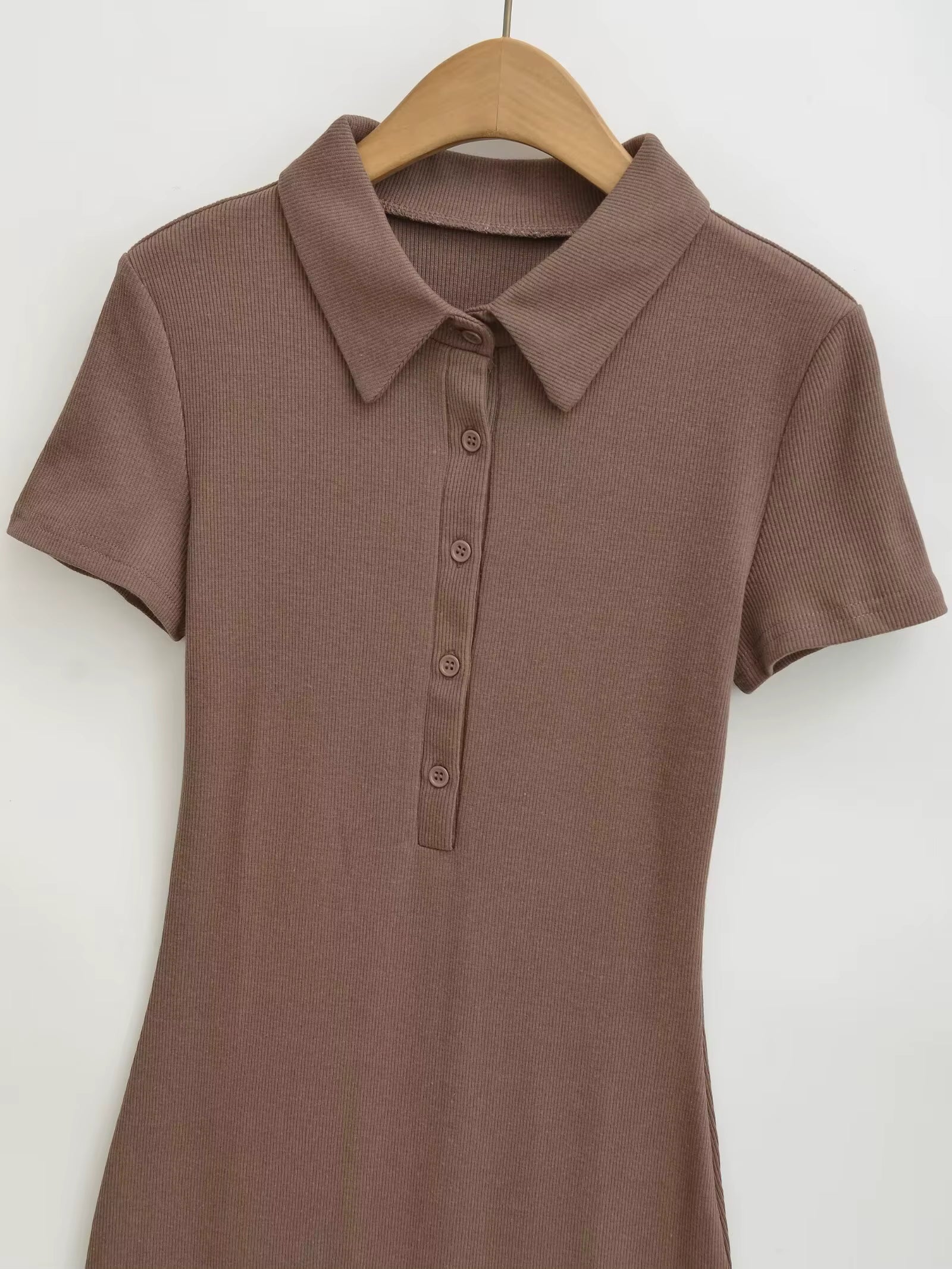 Dopasowana sukienka z kołnierzykiem