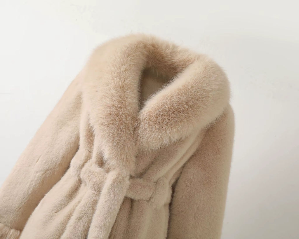 Beżowy płaszcz ze sztucznego futerka z paskiem