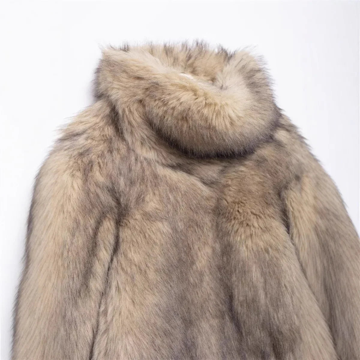 Beżowe sztuczne futro peleryna