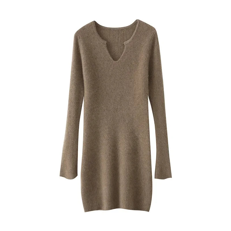 Wełniana sukienka dzianinowa z dekoltem w szpic