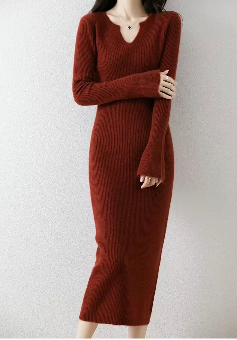 Wełniana sukienka midi z dekoltem w szpic