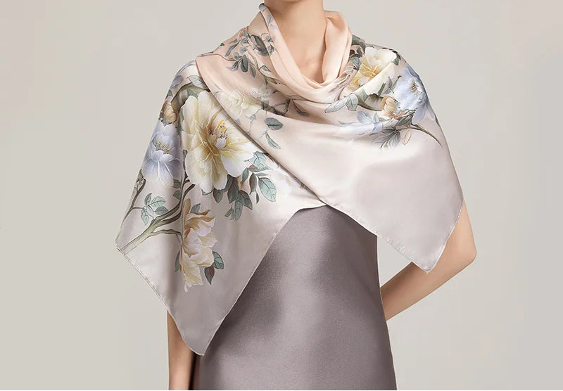 Jedwabny szal z motywem roślinnym
