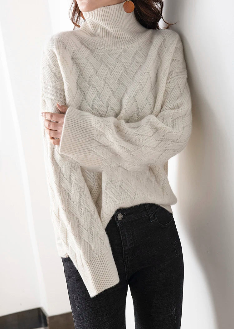 Wełniany sweter z golfem o plecionym splocie