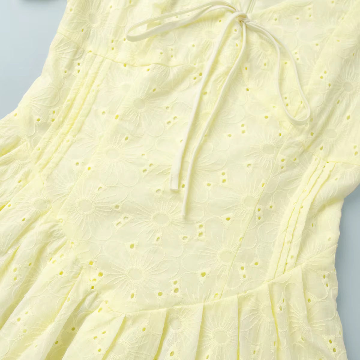 Żółta bawełniana sukienka z ażurowym haftem