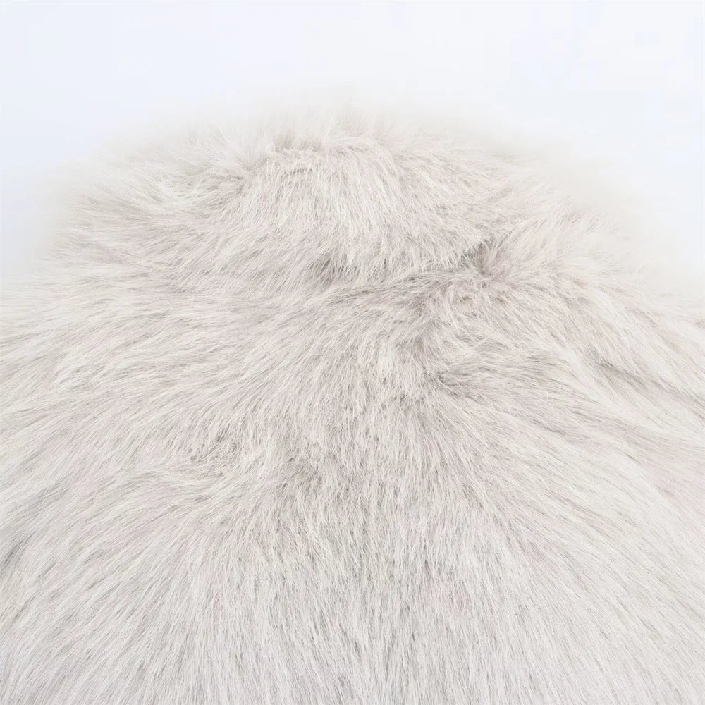 Sztuczne białe futro średniej długości