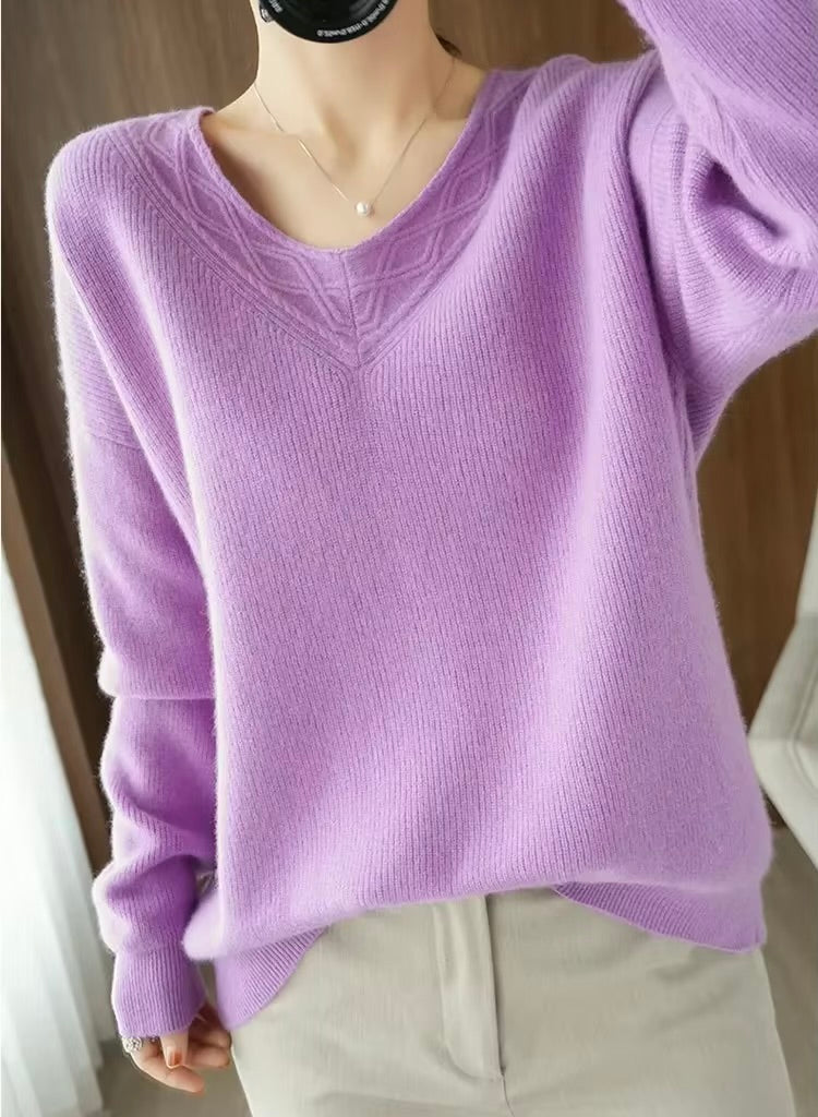 Fioletowy wełniany sweter z dekoltem w serek