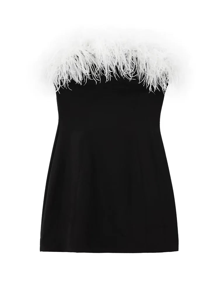 Czarna sukienka mini z piórami