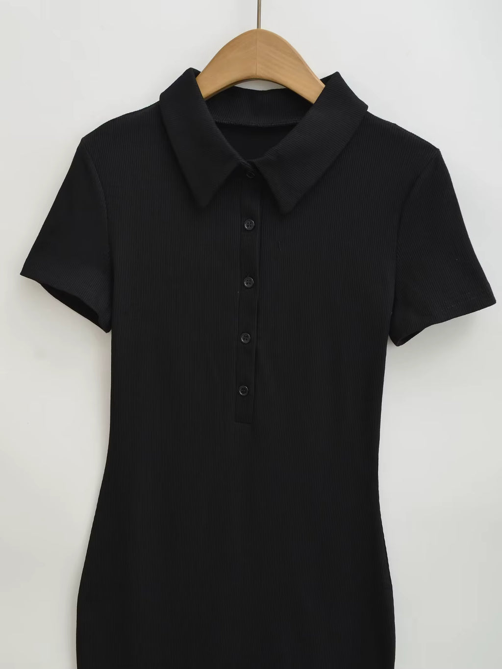 Dopasowana sukienka z kołnierzykiem