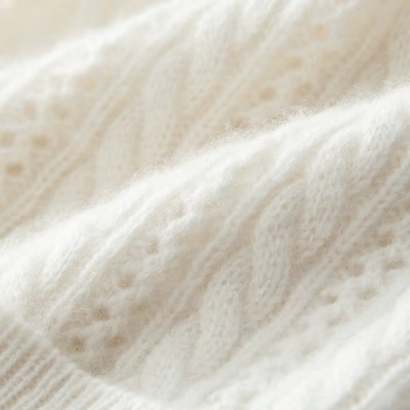 Kaszmirowa czapka z ozdobnym warkoczowym splotem