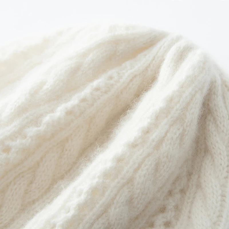 Kaszmirowa czapka z ozdobnym warkoczowym splotem