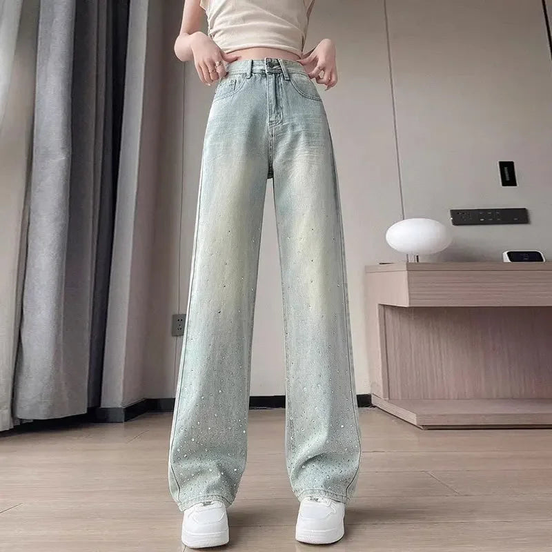 Jasnoniebieskie szerokie jeansy z błyszczącymi apliakcjami