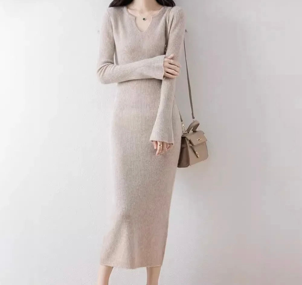 Wełniana sukienka midi z dekoltem w szpic