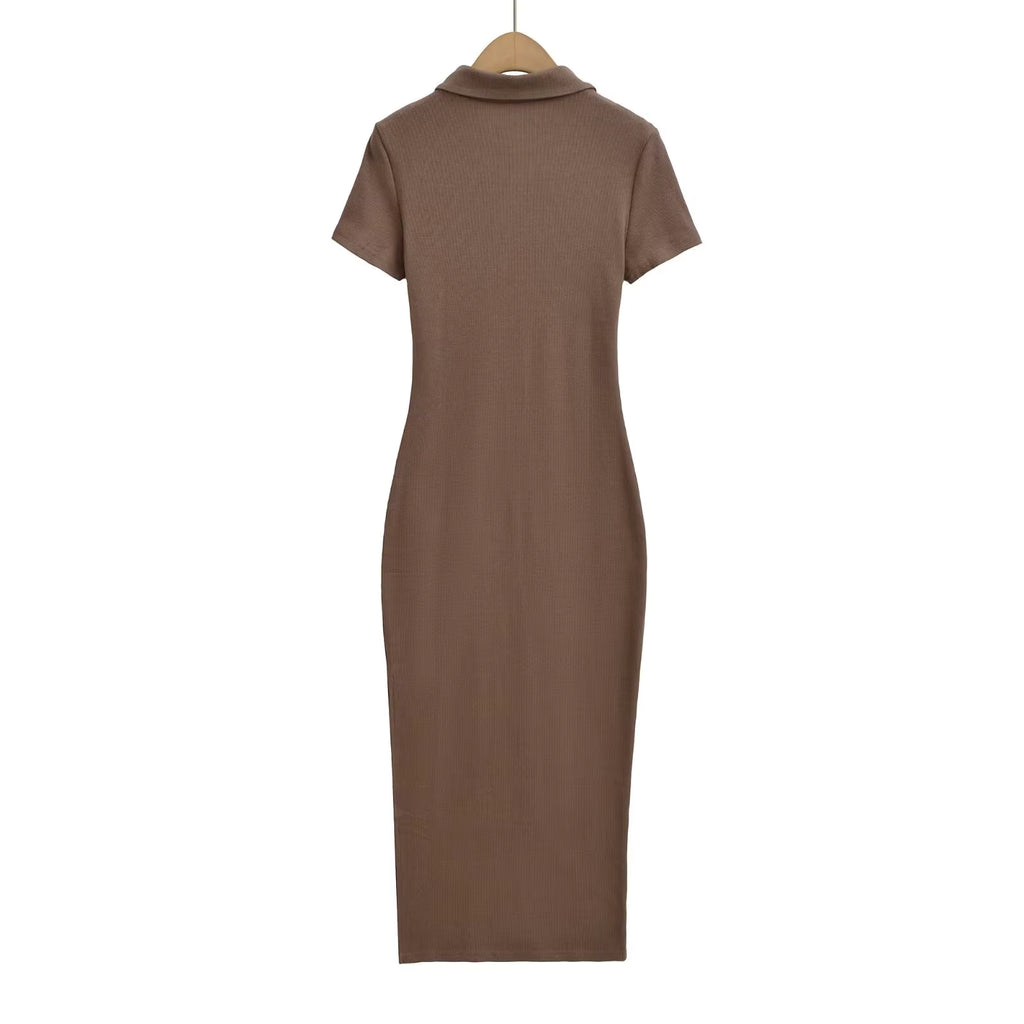 Dopasowana sukienka z kołnierzykiem