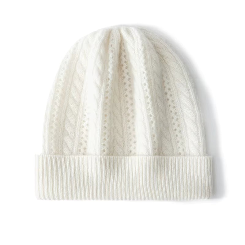 Kaszmirowa czapka z ozdobnym warkoczowym splotem