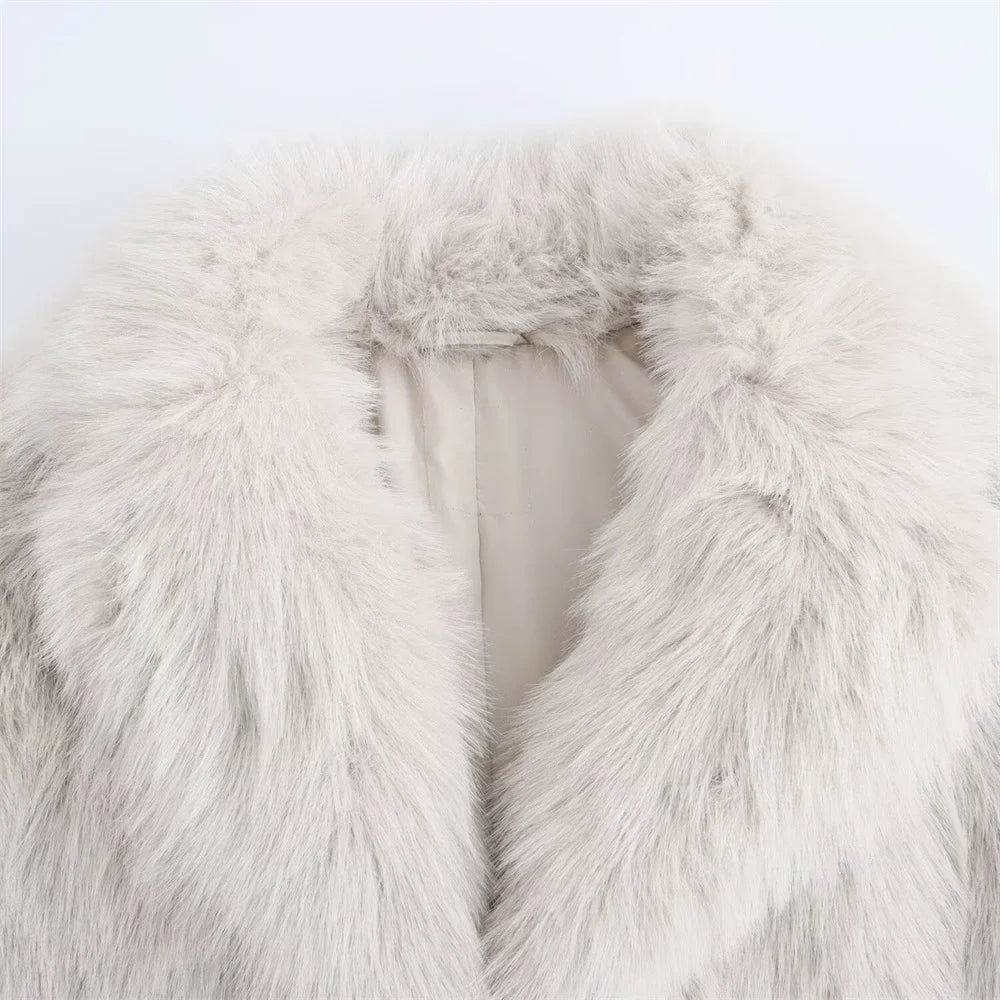 Sztuczne białe futro średniej długości