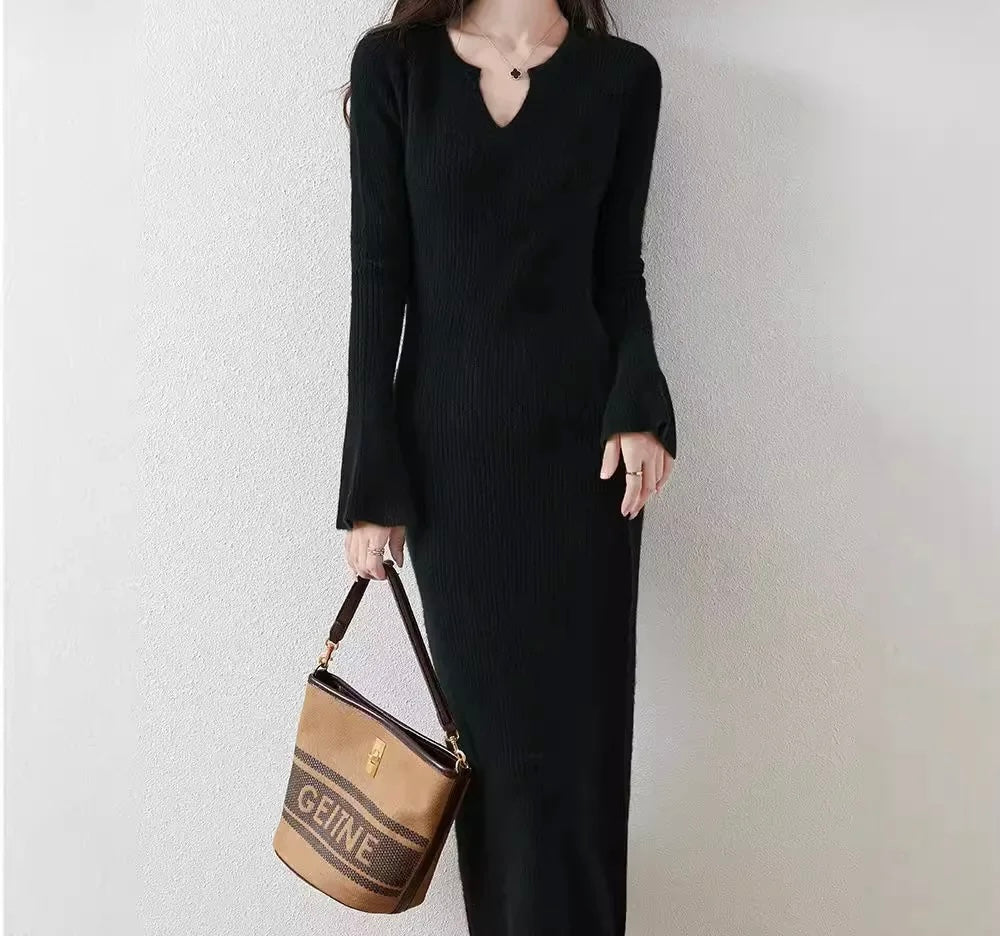 Wełniana sukienka midi z dekoltem w szpic