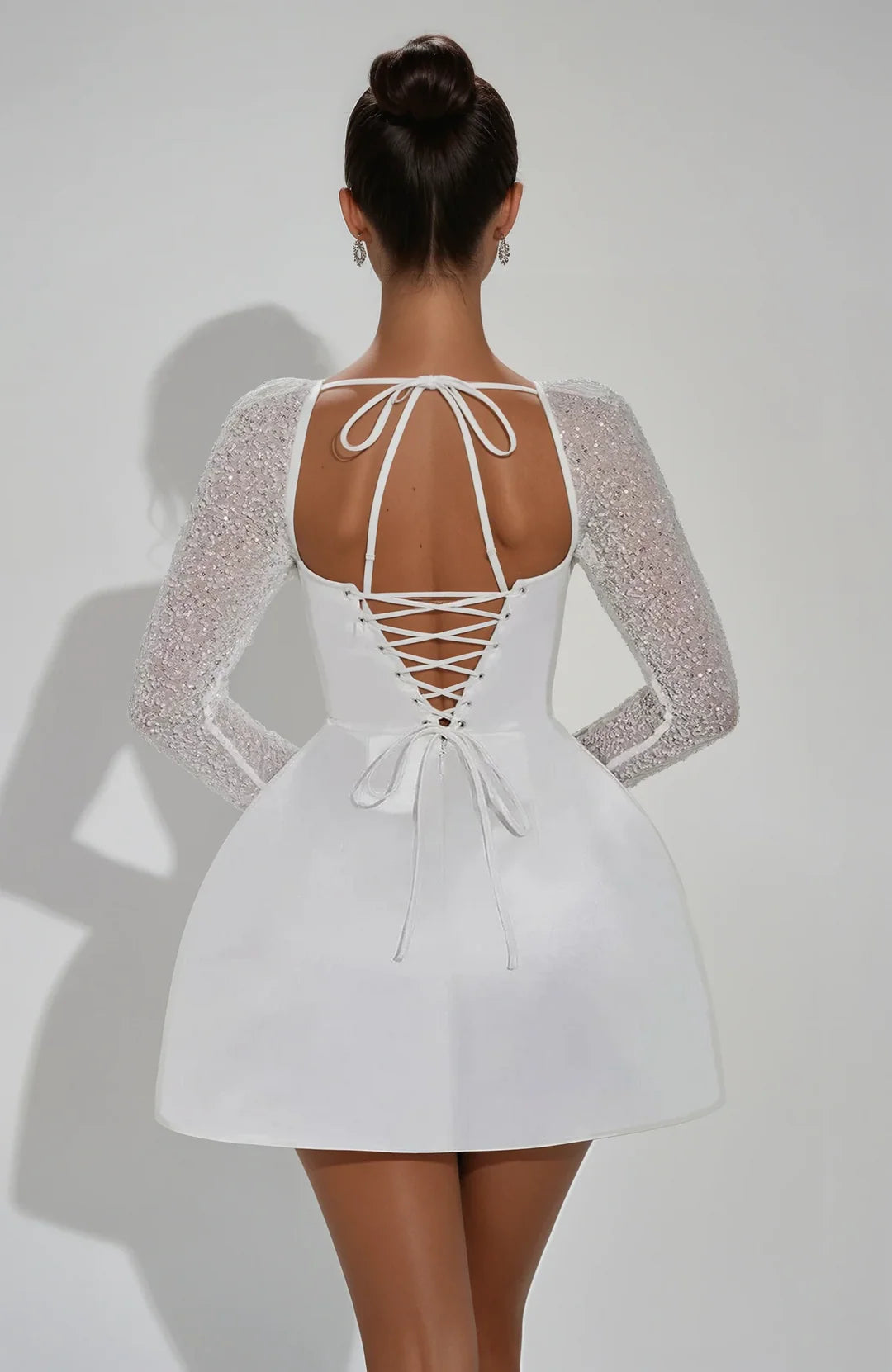 Sukienka mini z błyszczącymi rękawami