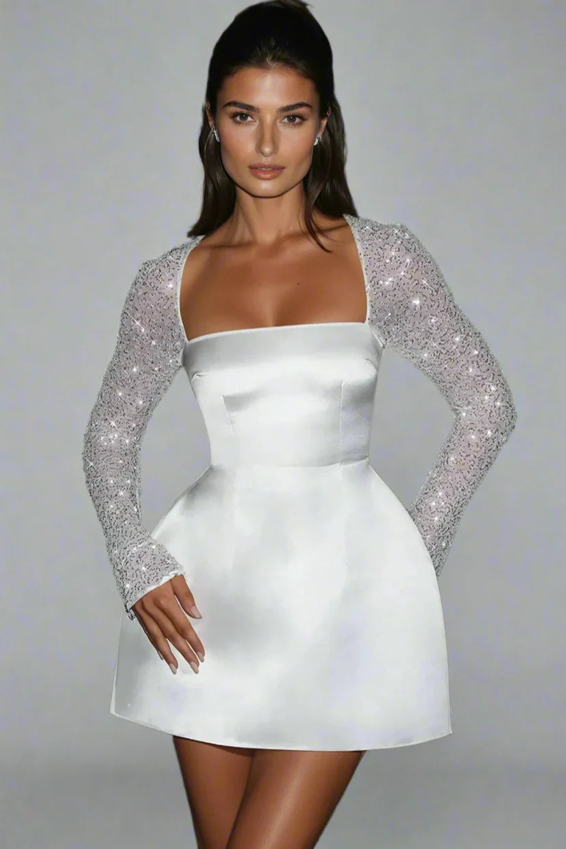 Sukienka mini z błyszczącymi rękawami